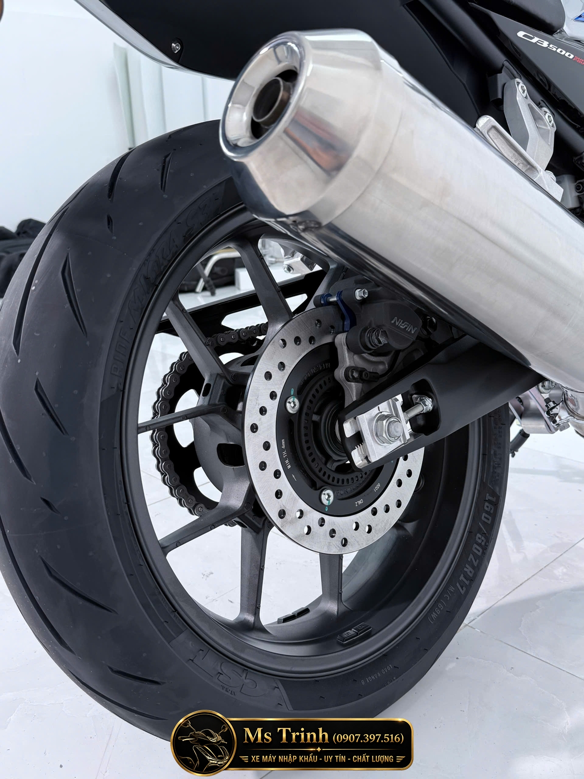 Cận cảnh pô nguyên bản Honda CB500SF Super Four 2026 kết hợp phanh ABS bánh sau hiện đại